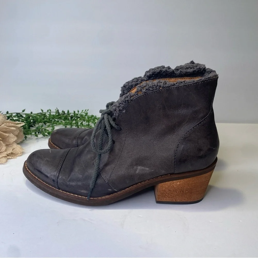 LaTigo Kat Leather Lace Up Ankle Boots in Grey Taupe Size 8M